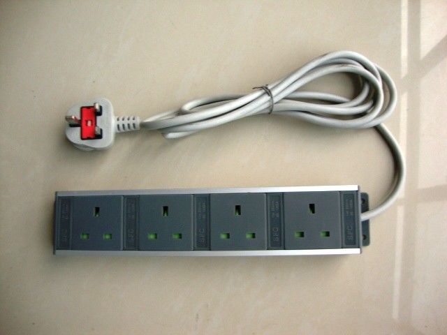 Czarny 4-gniazdowy przedłużacz elektryczny z gniazdem wtykowym, jednostka dystrybucji zasilania w szafie rack