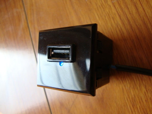 Uniwersalna stacja ładująca z jednym portem Mini USB do smartfonów / urządzeń przenośnych