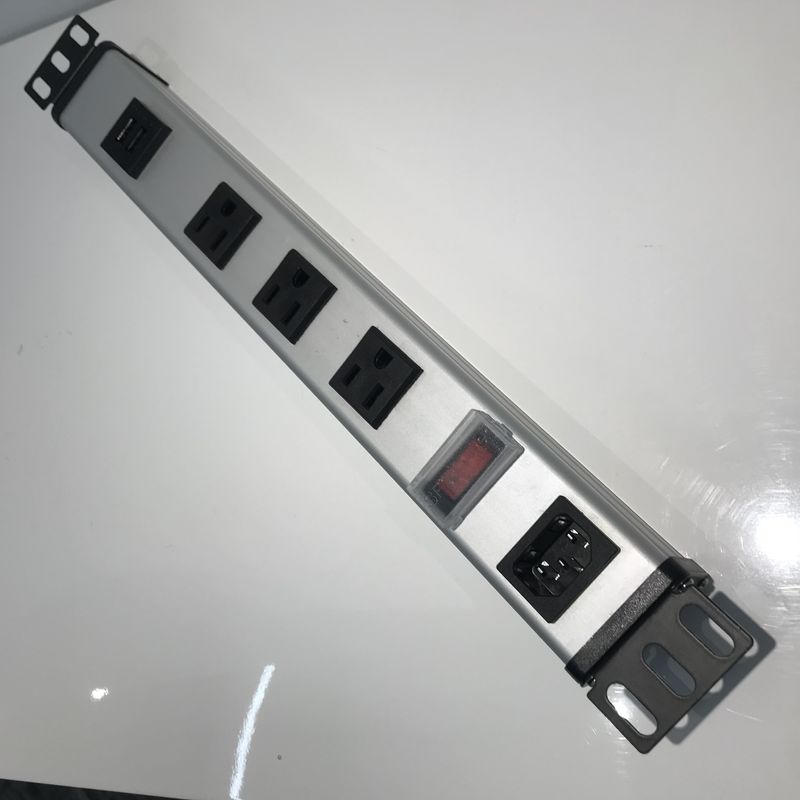 4 listwa zasilająca w USA z portami USB Wodoodporny przełącznik wejściowy IEC C14